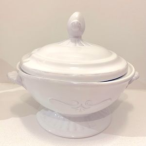 White porcelain soup toureen with lid